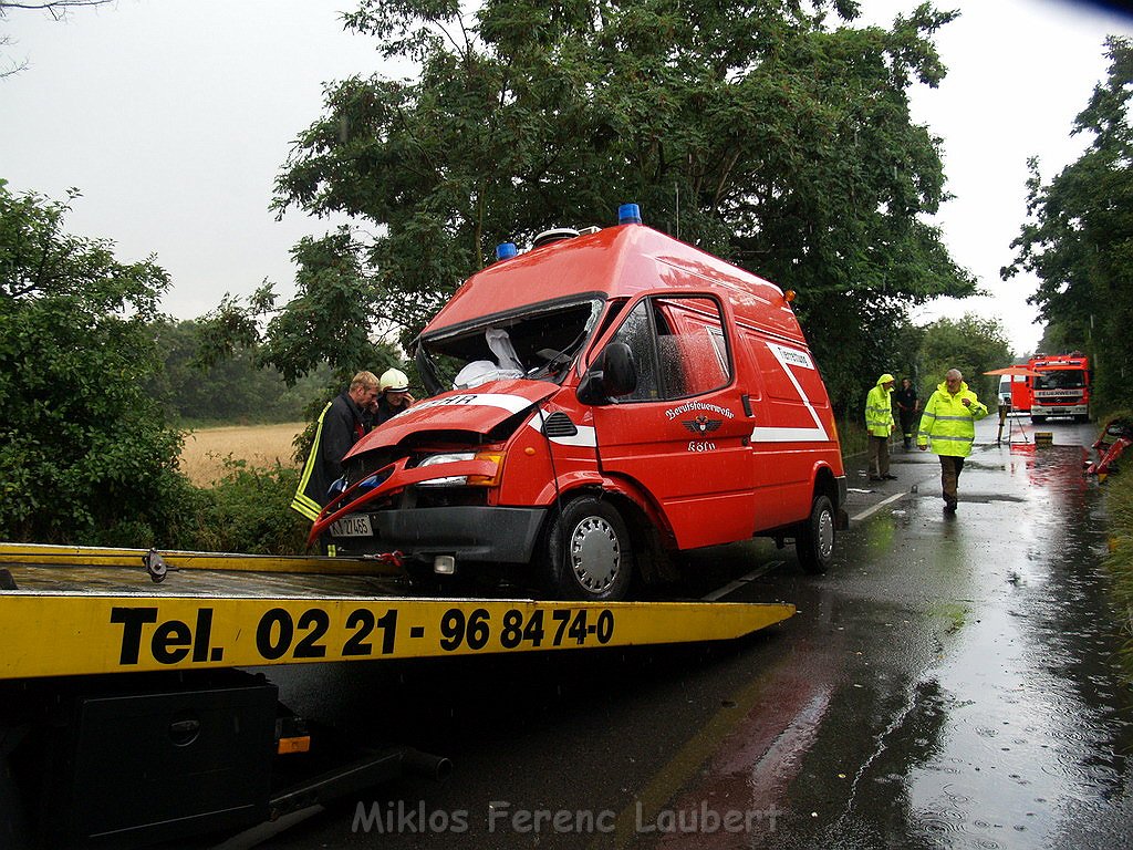 Schwerer VU TTW 8 Koeln Ostheim Alter Deutzer Postweg P278.JPG